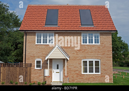 Das neu gebaute kohlenstoffarmen Haus mit integrierten auf dem Dach Sonnenkollektoren. Stockfoto