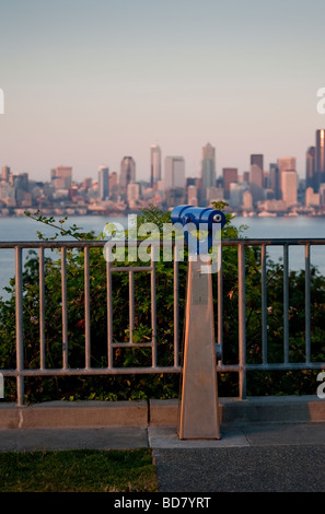 Die Skyline von Seattle, Washington kann durch ein Teleskop über Elliott Bay in diesem warmen Sommer Sonnenuntergang Foto angezeigt werden. Stockfoto