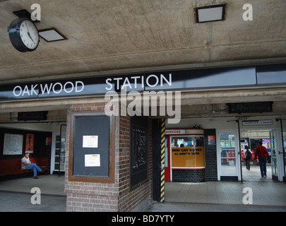 Oakwood U-Bahn Eingang, Oakwood, Nord-London Stockfoto