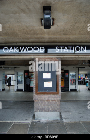 Oakwood U-Bahn Eingang, Oakwood, Nord-London Stockfoto