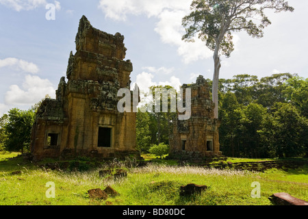 Stark geneigt und verfallenen Gebäude um einen trockenen Pool in der Nähe des Bayon-Tempels Stockfoto