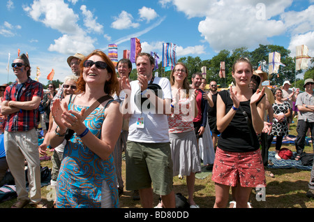 Das Publikum beim WOMAD Festival klatschte Charlton Park Wiltshire UK Stockfoto