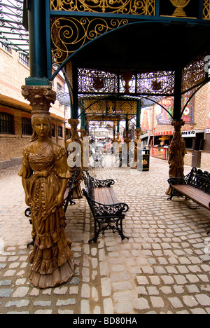 weibliche Metall-Statue unterstützt Baldachin über Stein Gehweg [Camden Market] London '' Deutschland '' Stockfoto