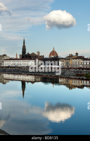 Am frühen Morgen in Florenz spiegelt sich eine Wolke in den stillen Wassern des Flusses Arno Stockfoto