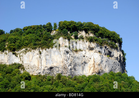 Kalkstein-Klippen (Ergebnis der Gletscher-Aktion), Cirque de Baume, Jura, Frankreich. Stockfoto