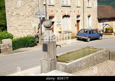 Wasserpumpe im französischen Dorf Baume Les Messieurs, Jura, Frankreich. Stockfoto