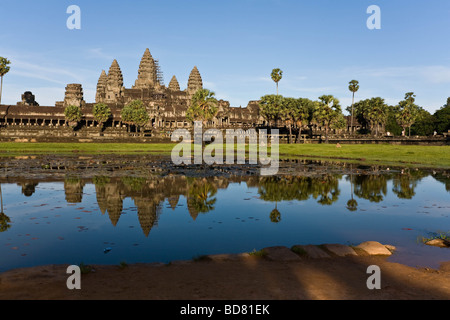 Klassische Ansicht von Angkor Wat in die Pools mit einer klaren Reflexion Stockfoto