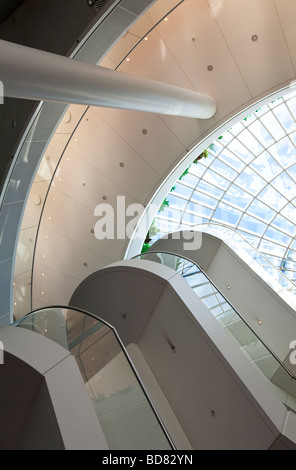 Innenaufnahme eines Gebäudes zeigt die Linien der modernen Architektur bis ein Glas Kuppel-Dach Stockfoto