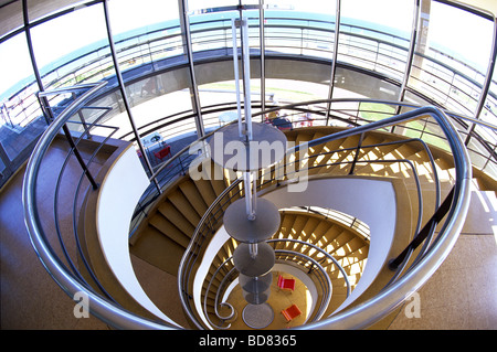 Wendeltreppe im Pavillon De La Warr an der Küste von Bexhill am Meer East Sussex Stockfoto