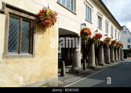 Tetbury Markthalle in hängenden Blumenkörben geschmückt Stockfoto