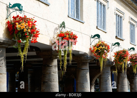 Tetbury Markthalle in hängenden Blumenkörben geschmückt Stockfoto