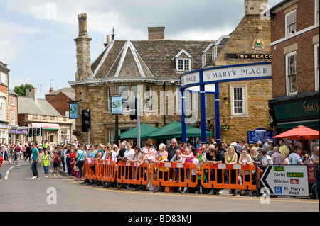 Massen von Menschen warten hinter einer Schranke für den Market Harborough Karneval England Stockfoto