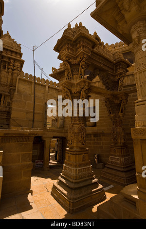 Kunstvoll geschnitzten Mauerwerk um den Jain-Tempel in Jaisalmers Bergfestung Stockfoto