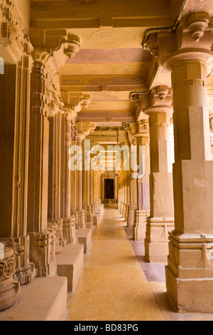 Kunstvoll geschnitzten Mauerwerk um den Jain-Tempel in Jaisalmers Bergfestung Stockfoto