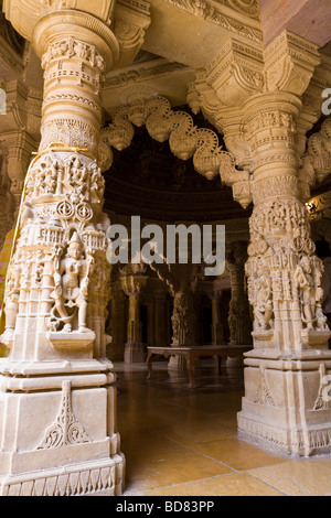 Kunstvoll geschnitzten Mauerwerk um den Jain-Tempel in Jaisalmers Bergfestung Stockfoto