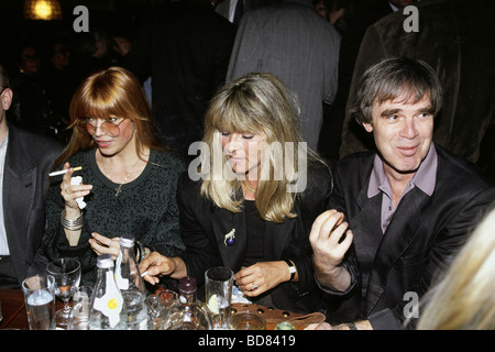 Ebstein, Katja, * 9.3.1945, deutsche Sängerin, halbe Länge, mit Lena Valaitis, Horst Jüssen, auf Abschiedsfeier von Toni Netzle vom Restaurant "Alter Simpl", München, 1992, Stockfoto