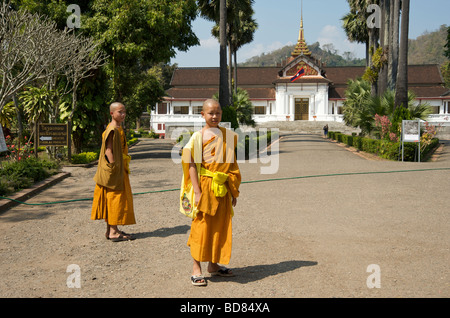 Zwei buddhistische Novize Mönche vor dem alten Königspalast in Luang Prabang Laos Stockfoto