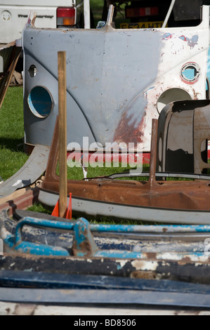 Volkswagen Camper van Ersatzteile zum Verkauf auf einem Autojomble Stand auf einem Enthusiasten treffen Stockfoto