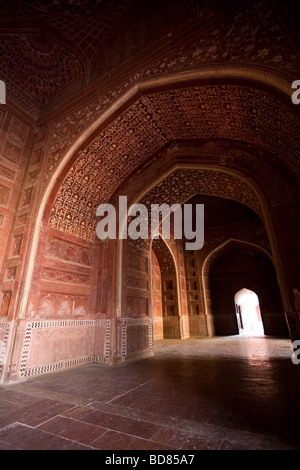 Tiefen Schatten verdeckt teilweise die feinen Schnitzereien und Torbögen in der Roten Moschee neben dem Taj Mahal Stockfoto