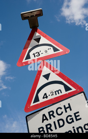 Zwei rote Dreieck niedrige Brücke Straße Warnzeichen in England Stockfoto