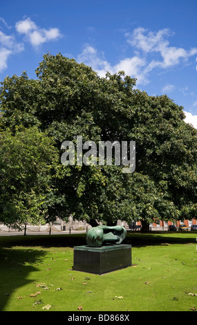 Henry Moore Skulpturen in Library Square, Trinity College, Dublin, Irland Stockfoto