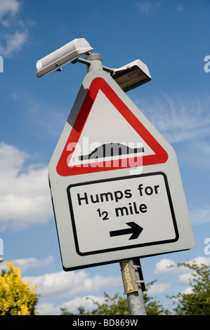 Verkehrszeichen Achtung der Höcker für eine halbe Meile als Bestandteil einer Verkehrsberuhigung Schema in der Innenstadt in England Stockfoto