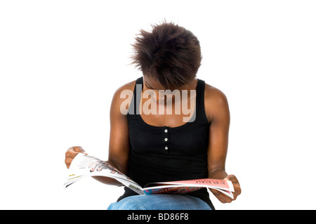 Horizontale Nahaufnahme Portrait eine attraktive Afrikanerin vertieft völlig Mode Zeitschriften lesen Stockfoto