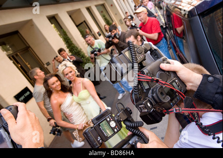 Paparazzi-Fotografen bei der Arbeit fotografieren prominente außerhalb Mayfair Hotel London Vereinigtes Königreich Stockfoto