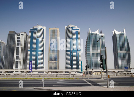 Sheikh Zayed Rd im Bereich Jumeirah Lakes, Dubai Stockfoto