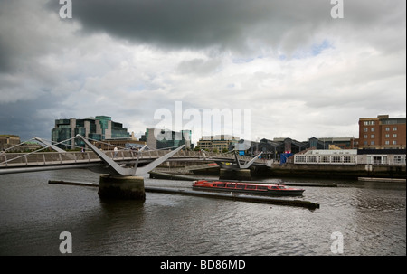 Liffey River Cruiser Segeln unter der Sean O'Casey-Brücke über den Fluss Liffey, Stadt Dublin, Irland Stockfoto