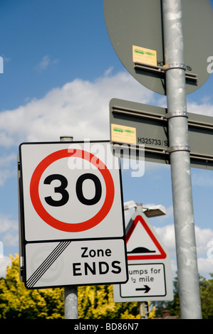 Mehrere Verkehrszeichen zeigen, dass Verkehr ein 30 km/h und Maßnahmen zur Verkehrsberuhigung Eingabe Stockfoto