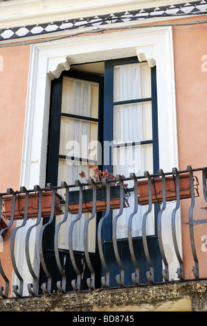 Taormina-Balkon und Türen Stockfoto