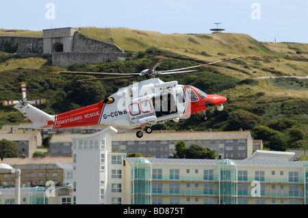 Küstenwache Rettungshubschrauber G CGWB im Endanflug zu seiner Unterseite an Osprey Kai auf Portland Dorset UK Stockfoto