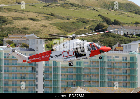 Küstenwache Rettungshubschrauber G CGWB im Endanflug zu seiner Unterseite an Osprey Kai auf Portland Dorset UK Stockfoto