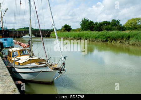 Der Fluss Alde, bei Snape Maltings - ein Segelboot wird von Kai festgemacht. Stockfoto