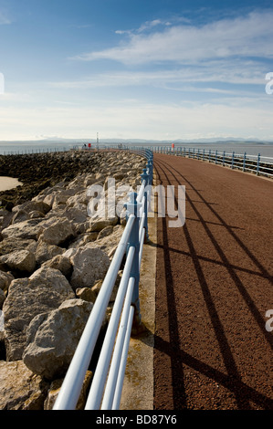 Stone Jetty blickt auf das Meer mit nicht identifizierbaren Figuren in der Ferne. Morecambe Bay. VEREINIGTES KÖNIGREICH Stockfoto