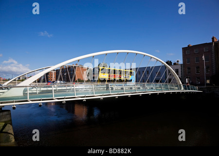 Die James-Joyce-Brücke über den Fluss Liffey, Stadt Dublin, Irland Stockfoto