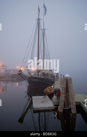 Schoner im Nebel bei Abenddämmerung Rockland Maine USA Stockfoto