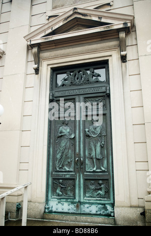 Die bronzenen Eingangstüren, die American Academy of Arts und Buchstaben im Audubon Terrasse in New York Stockfoto