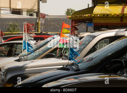 Verwendet und Pre owned Automobile bei Autohändler auf Northern Boulevard im Stadtteil Queens in New York zum Verkauf angeboten werden Stockfoto