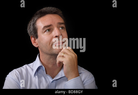 Porträt von Reifen lächelnder Mann blickte mit der Hoffnung, die isoliert auf schwarz Stockfoto