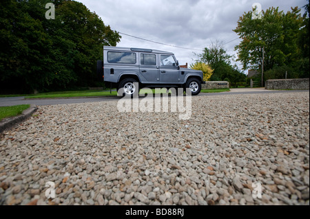 Ein Land Rover Defender im Land. Stockfoto