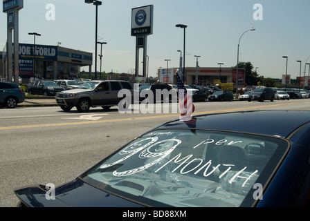 Verwendet und Pre owned Automobile bei Autohändler auf Northern Boulevard im Stadtteil Queens in New York zum Verkauf angeboten werden Stockfoto