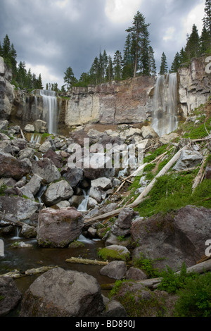 Stimmungsvolle Himmel über Paulina Creek Falls in Newberry National Volcanic Monument Oregon Stockfoto