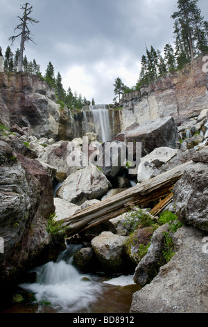 Stimmungsvolle Himmel über Paulina Creek Falls in Newberry National Volcanic Monument Oregon Stockfoto