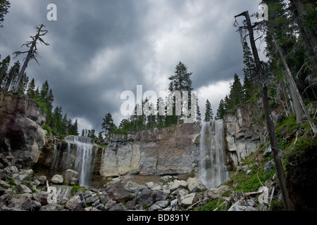 Stimmungsvolle Himmel über Paulina Creek Falls in Newberry National Volcanic Monument Oregon Stockfoto