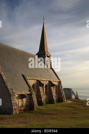 Die Kirche von Notre Dame mit dem Natural Arch und die Nadel im Hintergrund Klippen, Etretat, Normandie, Frankreich, Europa Stockfoto