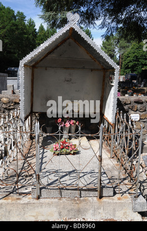 Dem Friedhof von La Vernarède, Gard, Frankreich zeigt ein Grab mit einem typischen Metalldeckel. Stockfoto