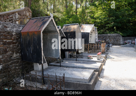 Dem Friedhof von La Vernarède, Gard, Frankreich zeigt ein Grab mit einem typischen Metalldeckel. Stockfoto