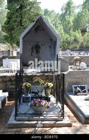 Dem Friedhof von La Vernarède, Gard, Frankreich zeigt ein Grab mit einem typischen Metalldeckel. Stockfoto